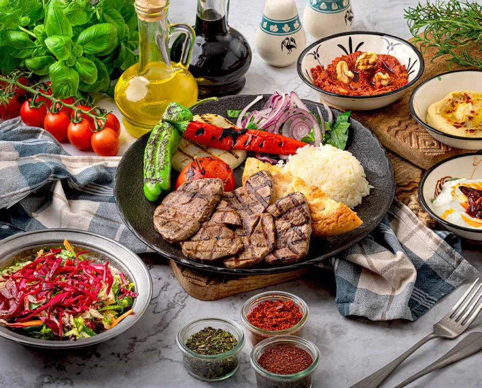 Dana Lokum im Café Peri Berlin: Rinderfilet-Würfel vom Grill mit Reis, gegrillter Spitzpaprika, Fladenbrot und Beilagen.
