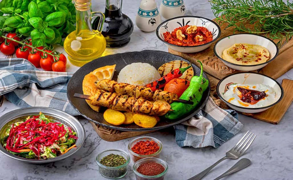 Tavuk Şiş, Hähnchenspieß vom Grill im Café Peri Berlin