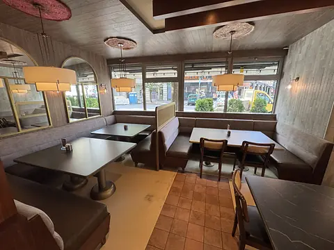 Fensterplätze mit Tageslicht und Blick auf die Straße im Café Peri Berlin-Schöneberg.