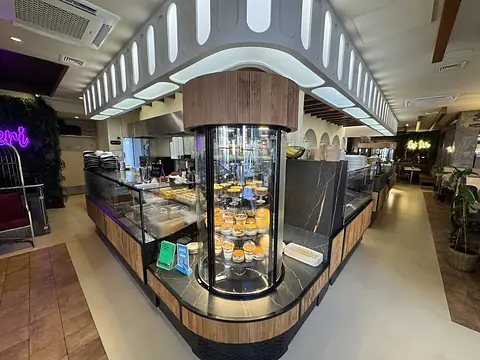 Beleuchtete Kuchentheke und Dessert-Vitrine mit türkischen Süßspeisen im Café Peri Berlin-Schöneberg.