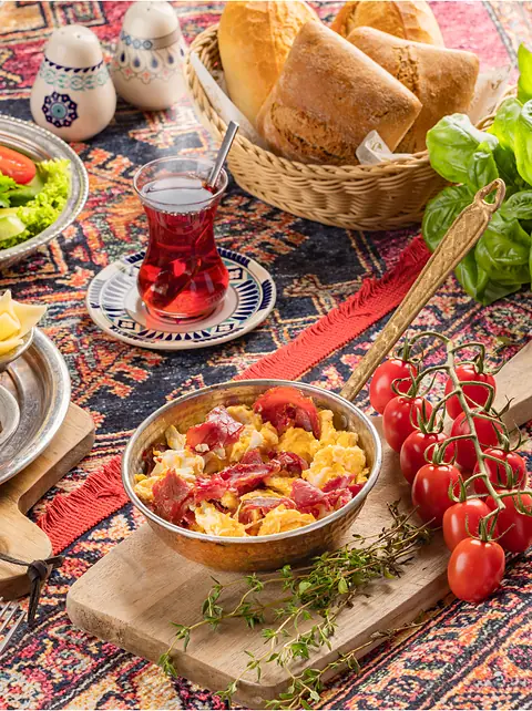 Pastırmalı Yumurta – Rührei mit Pastırma in der Kupferpfanne, serviert zum türkischen Frühstück im Café Peri Berlin.