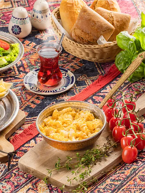 Cremiges Rührei in der Kupferpfanne als Teil des türkischen Frühstücks im Café Peri Berlin-Schöneberg.